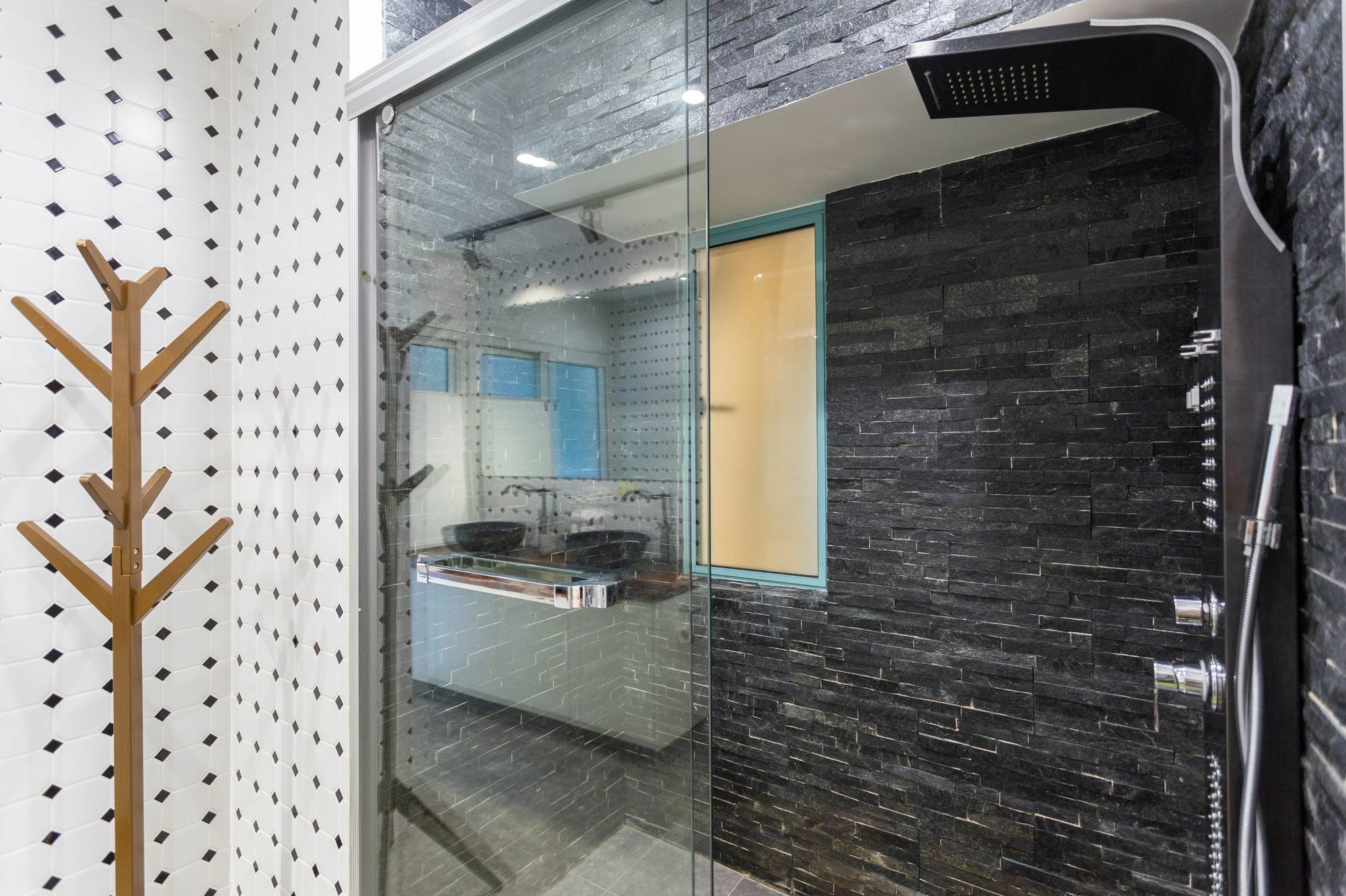 Starhome West Nanjing Road Branch *